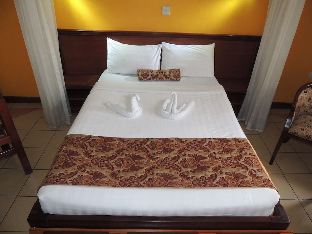 THE HENNESSIS HOTEL 1057788 — 9