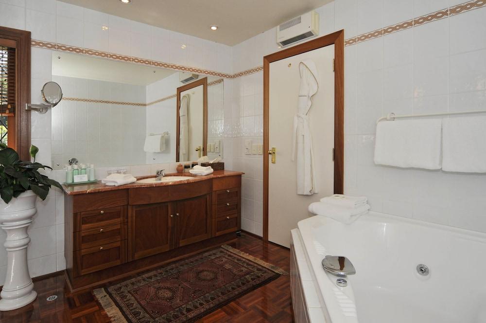 LAKE TAUPO LODGE 91699 — 6