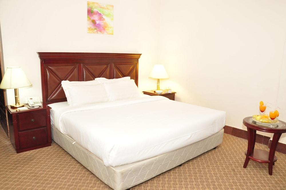 HOTEL SWEET DREAM — 10