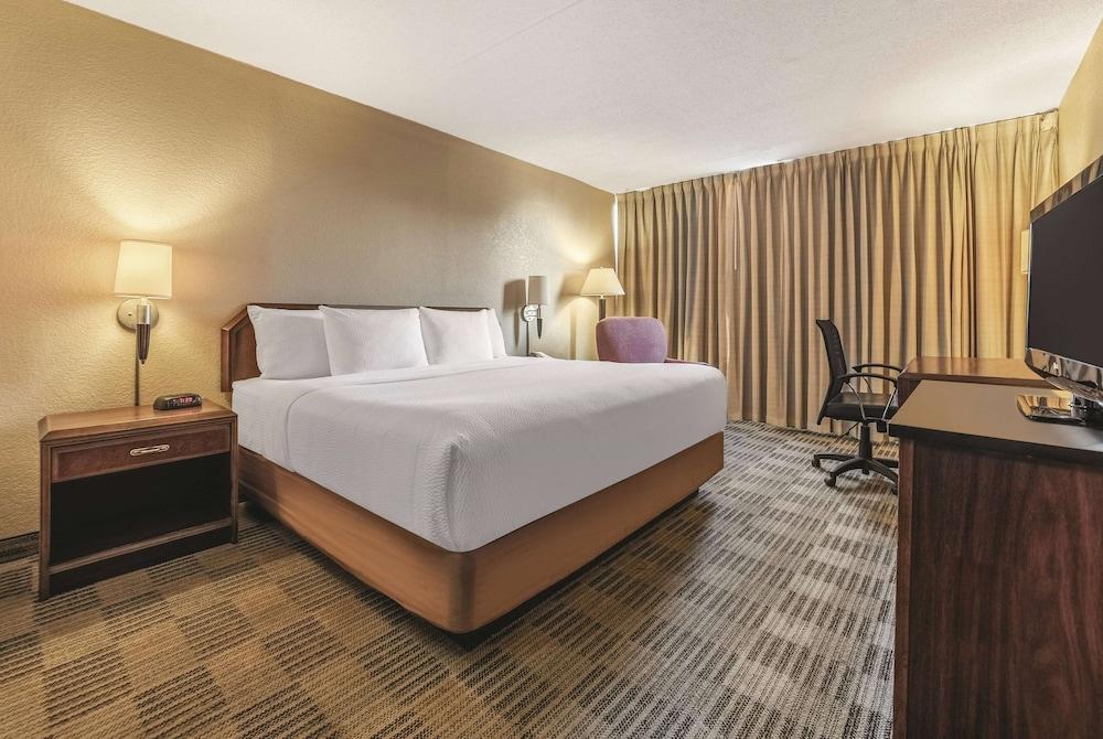 Ramada by Wyndham Fairfield NJ — 9