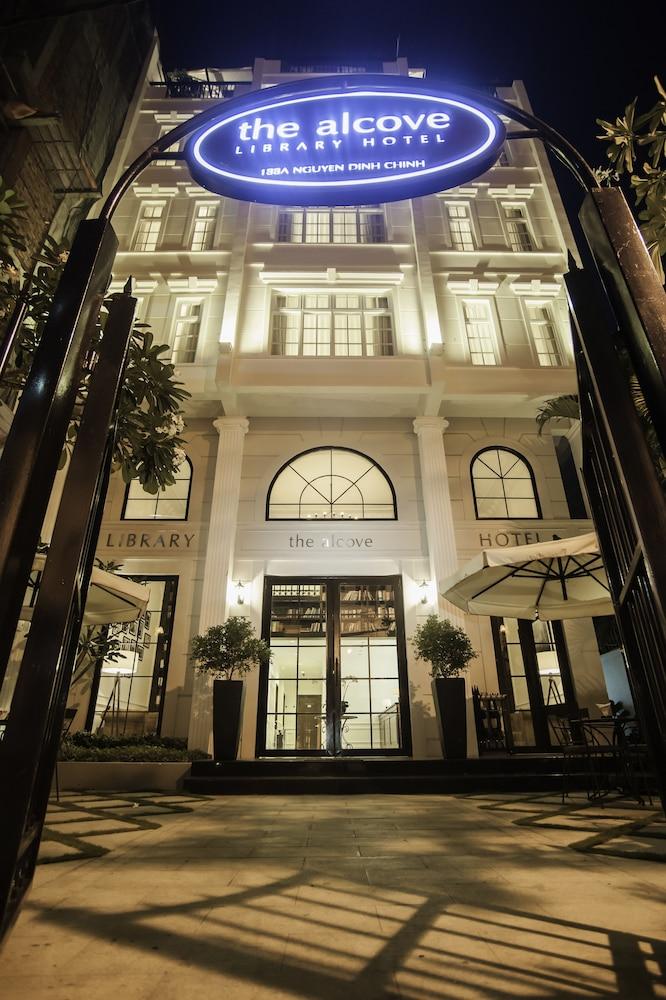 THE ALCOVE LIBRARY HOTEL — 7