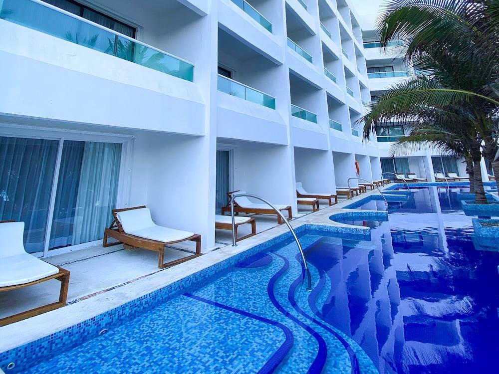 Flamingo Cancun All Inclusive 93132 — 2