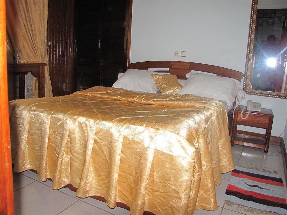 Afrique Hotel Douala Airport — 9
