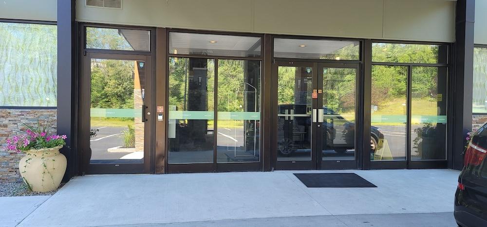 Wingate by Wyndham Lake George — 8