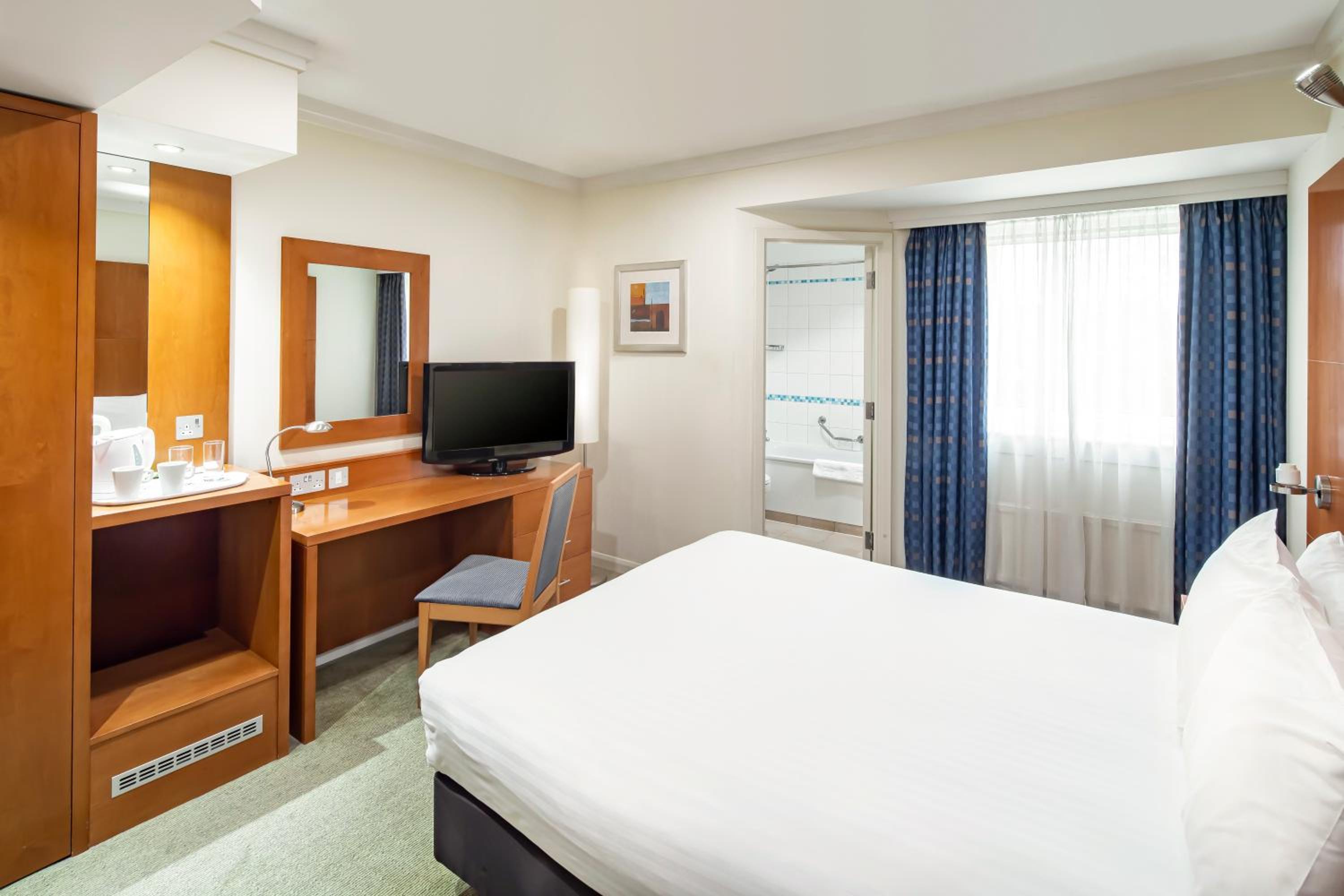 HOLIDAY INN BASINGSTOKE — 7