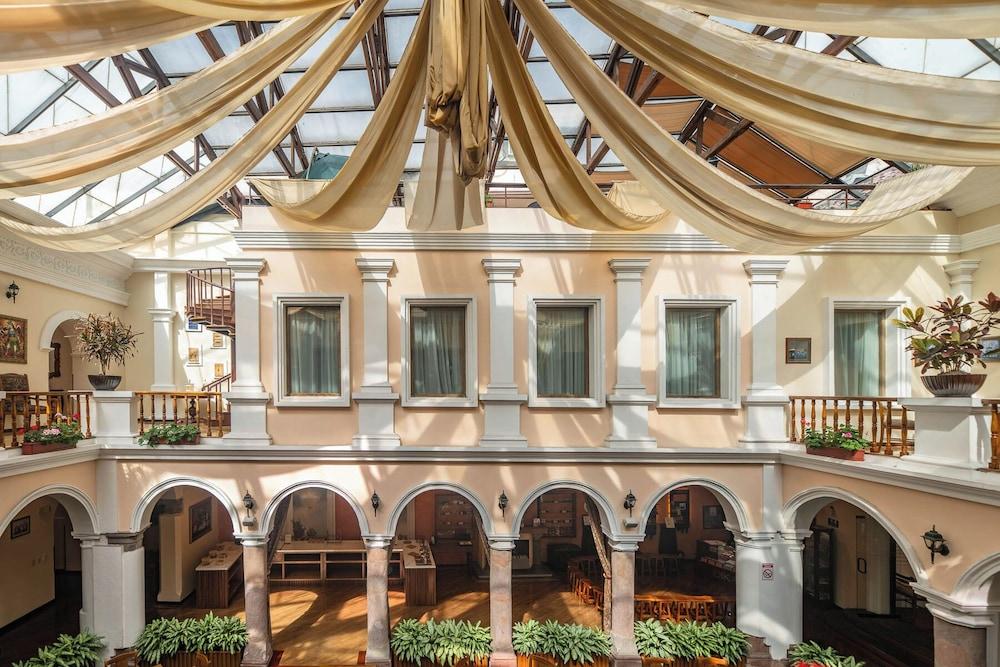 PATIO ANDALUZ — 2