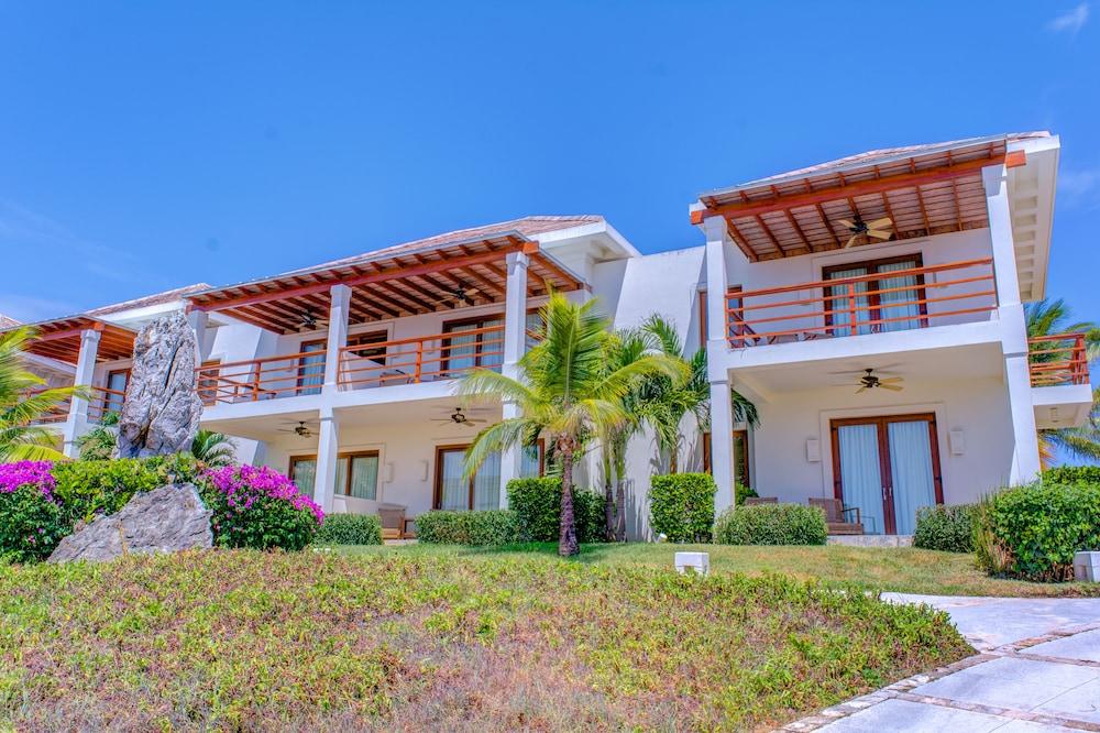 Las Verandas Hotel & Villas 1186688 — 2
