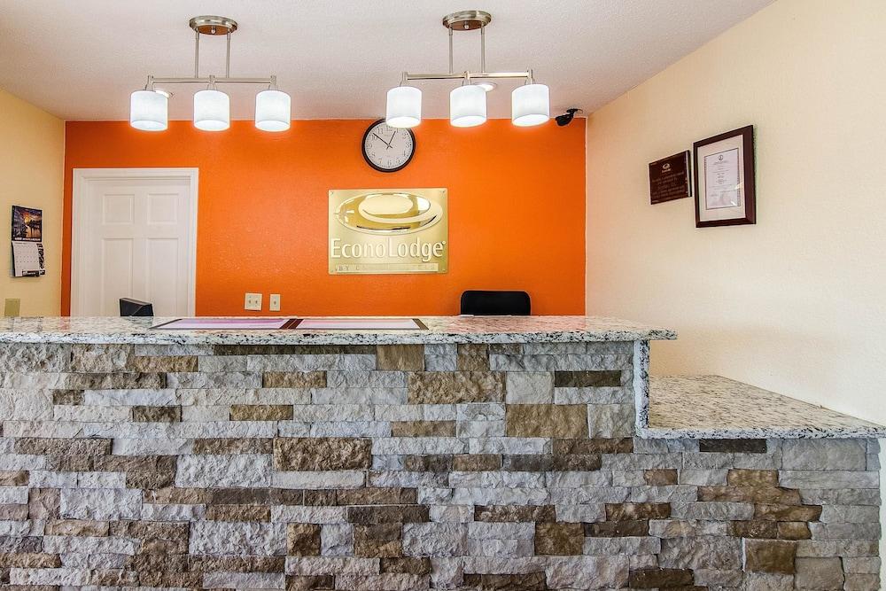 Econo Lodge Near Motor Speedway — 2