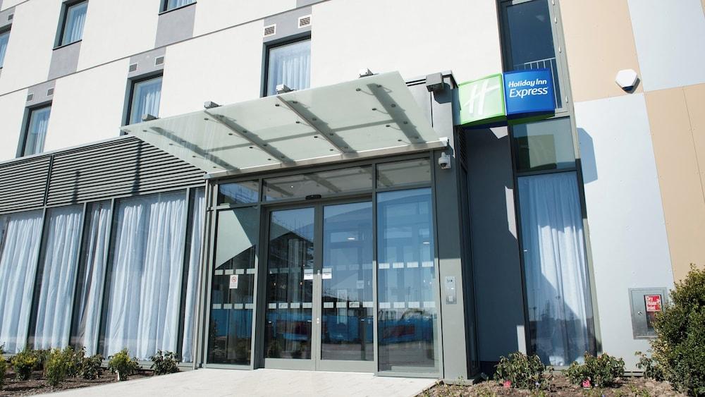 Holiday Inn Express Aberdeen Airport — 2