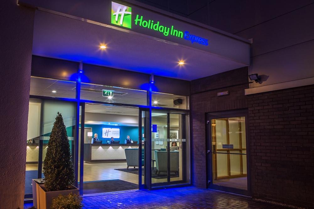 Holiday Inn Express Manchester Airport — 3