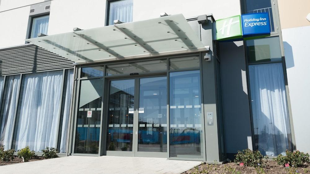 Holiday Inn Express Aberdeen Airport — 3