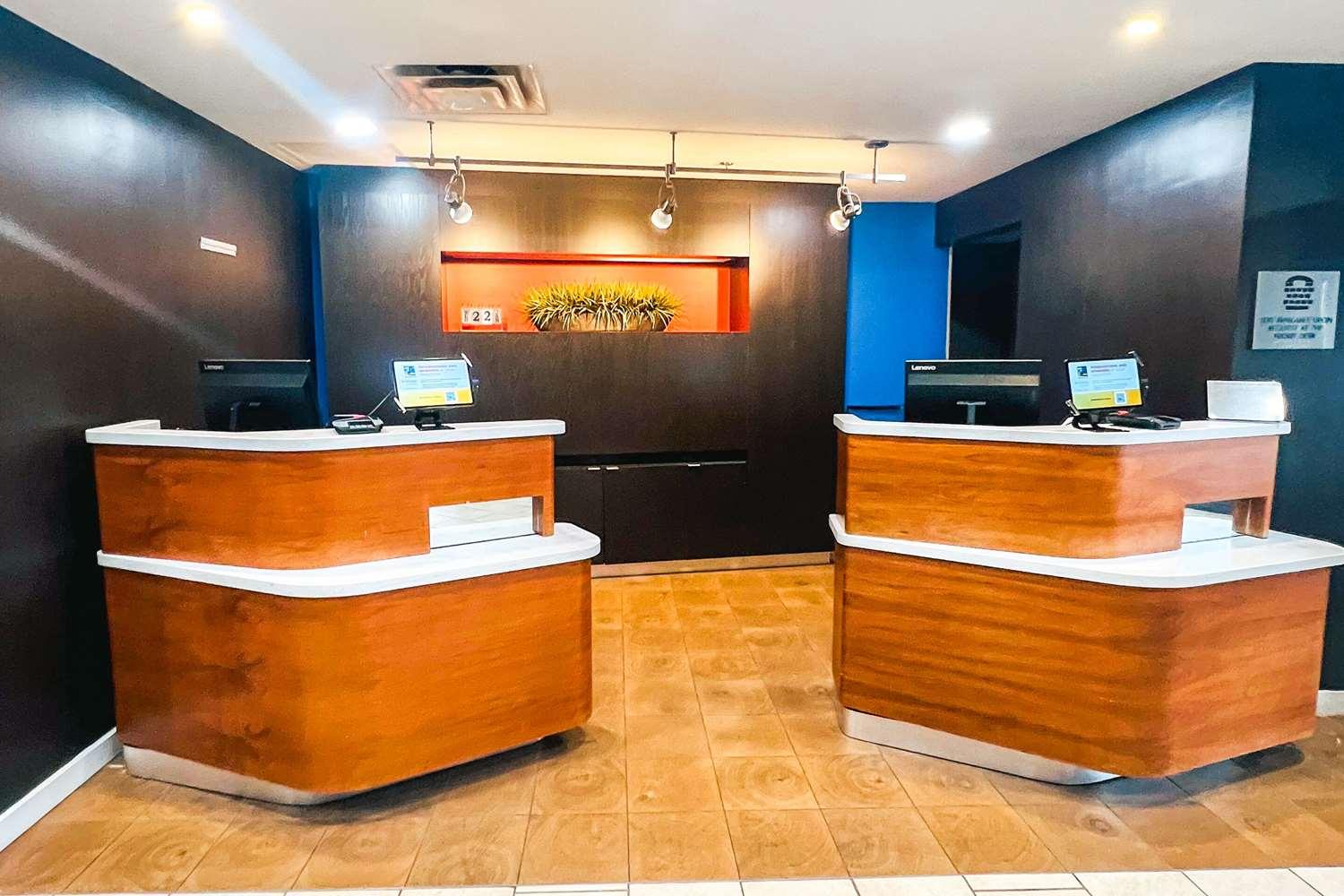 Country Inn & Suites by Radisson, Columbus-Edinburgh — 3