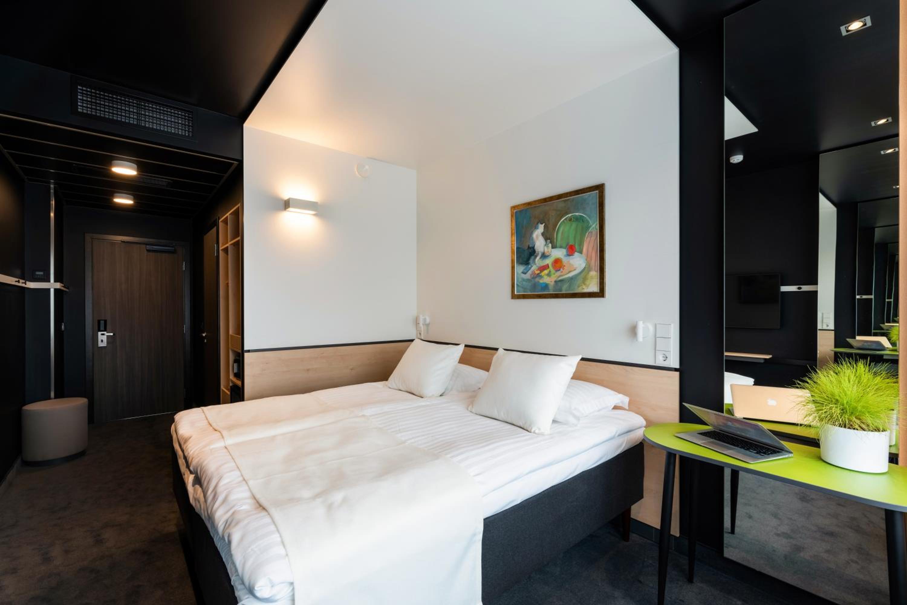 PALLAS HOTEL 1025348 — 8