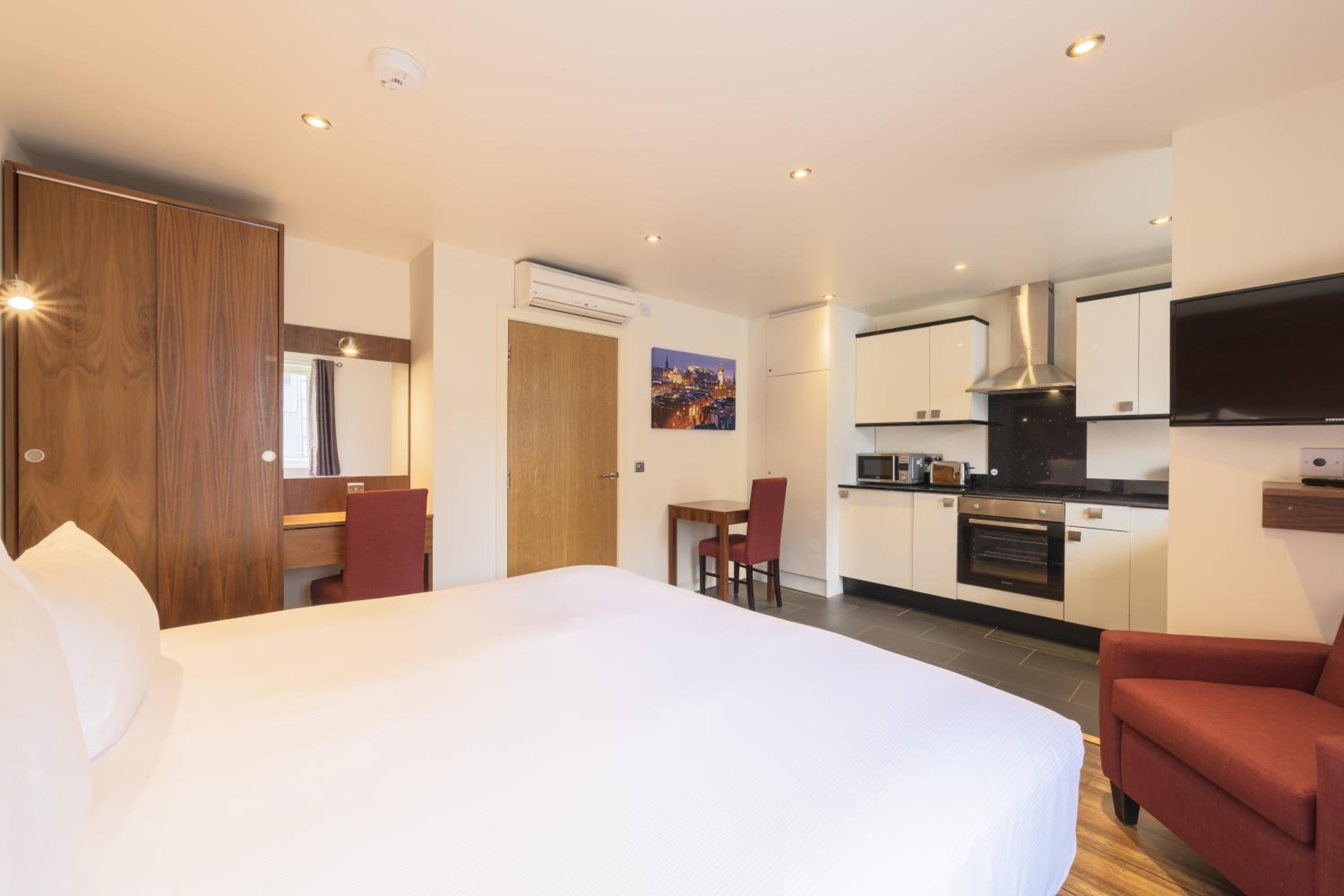 Holyrood Aparthotel — 10