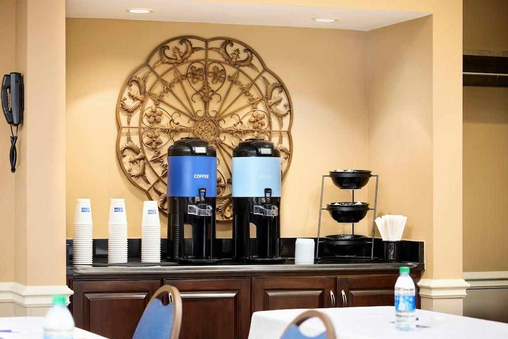 Holiday Inn Express & Suites Alpharetta - Windward Parkway — 4