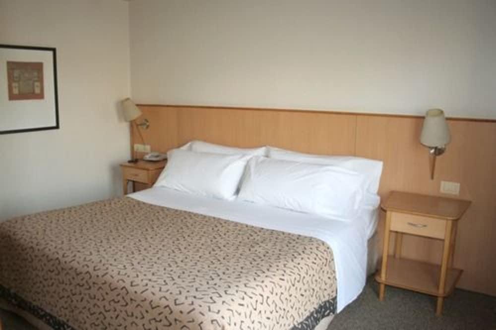 URBANA SUITES — 9