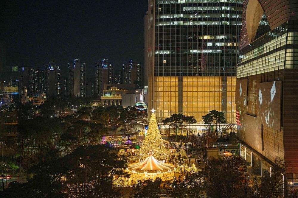 Lotte Hotel World — 8