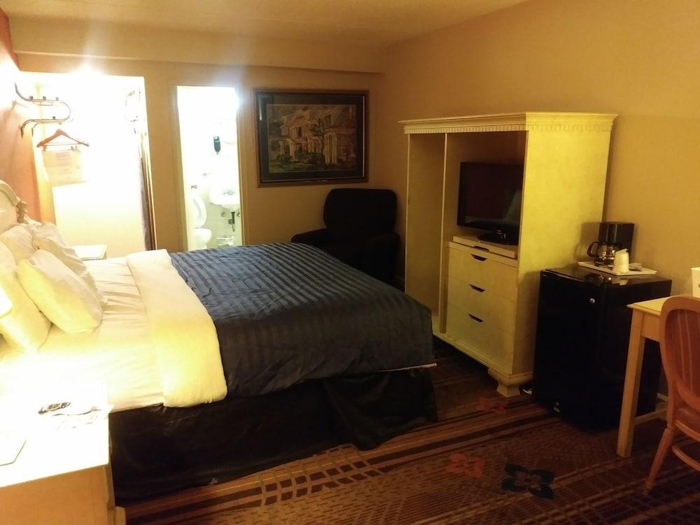 Days Inn by Wyndham Hot Springs — 3