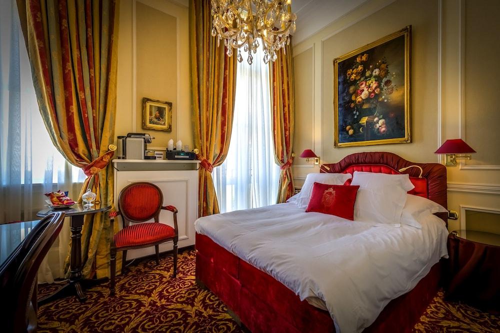 HOTEL HERITAGE — 9