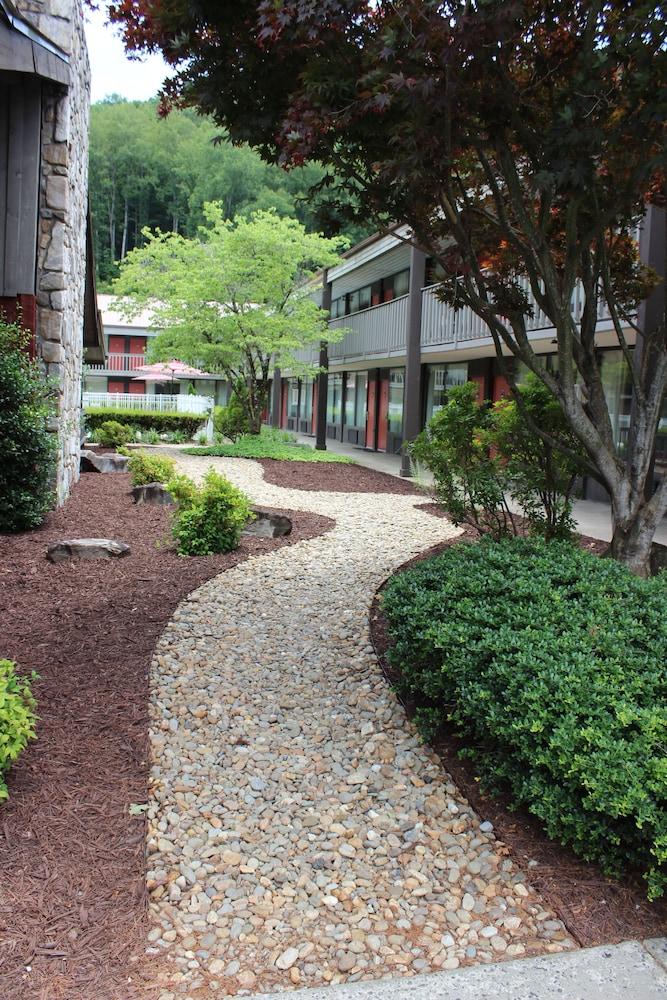 GREAT SMOKIES INN CHEROKEE — 5