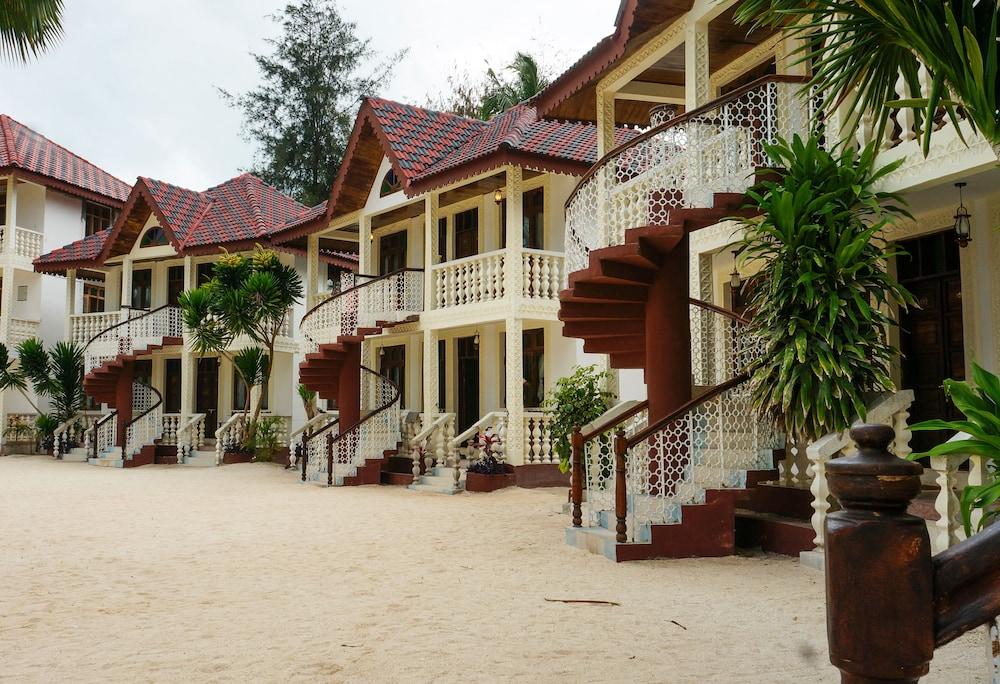 Smiles Beach Hotel — 2
