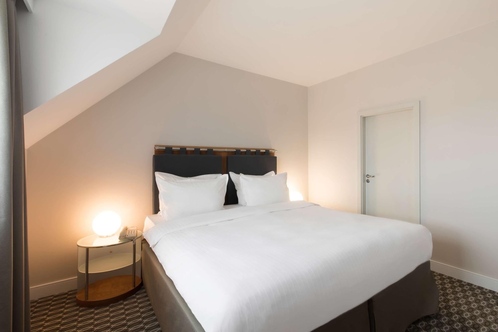RADISSON BLU CARLTON — 10