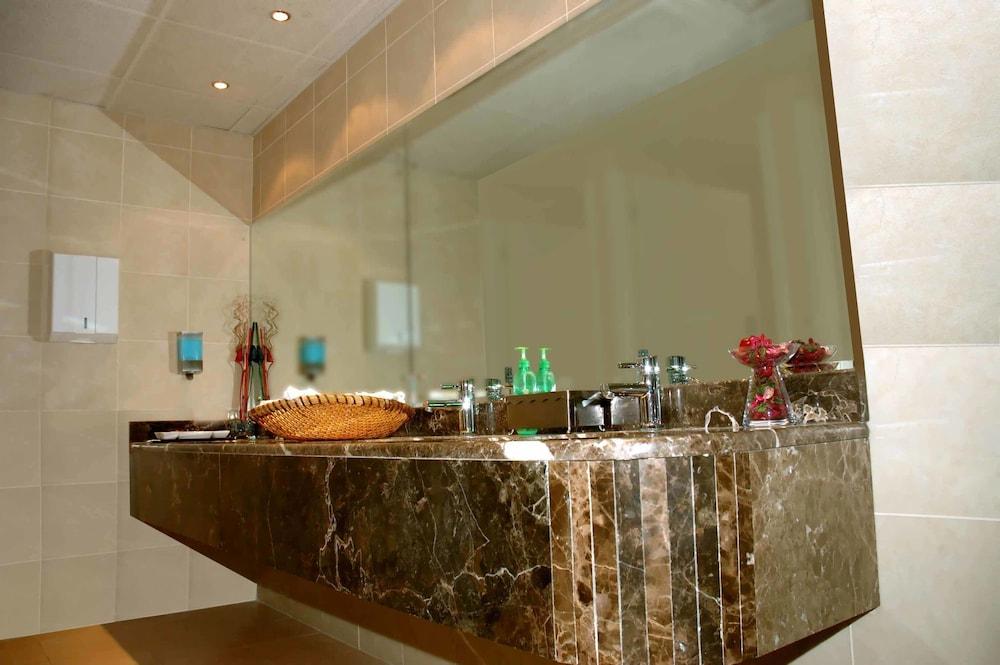 THE PARK HOTEL Formerly Al Jawhara Gardens Hotel — 9