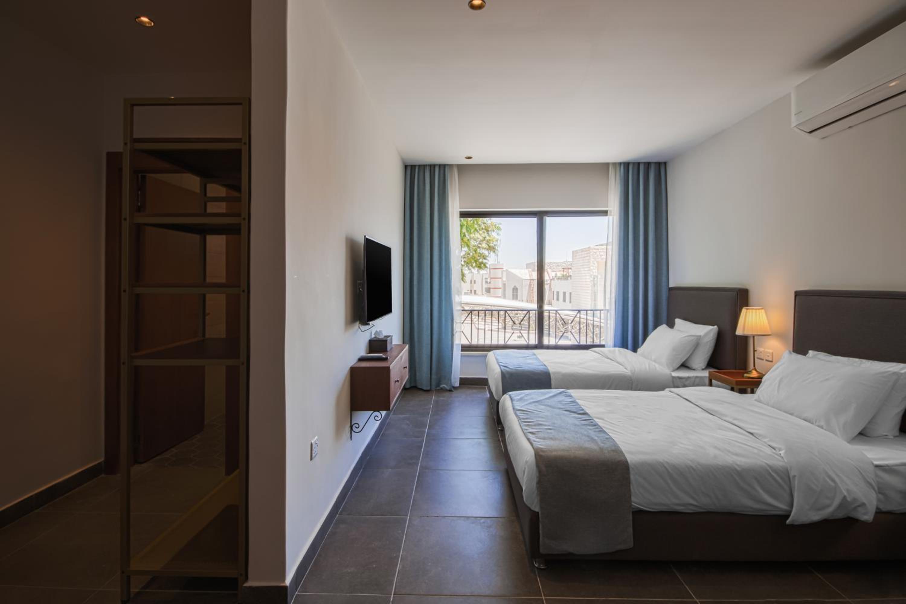 CANARY HOTEL 69454 — 10