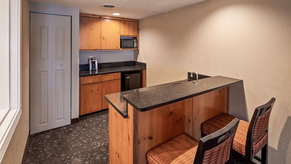Best Western Greenfield Inn — 7