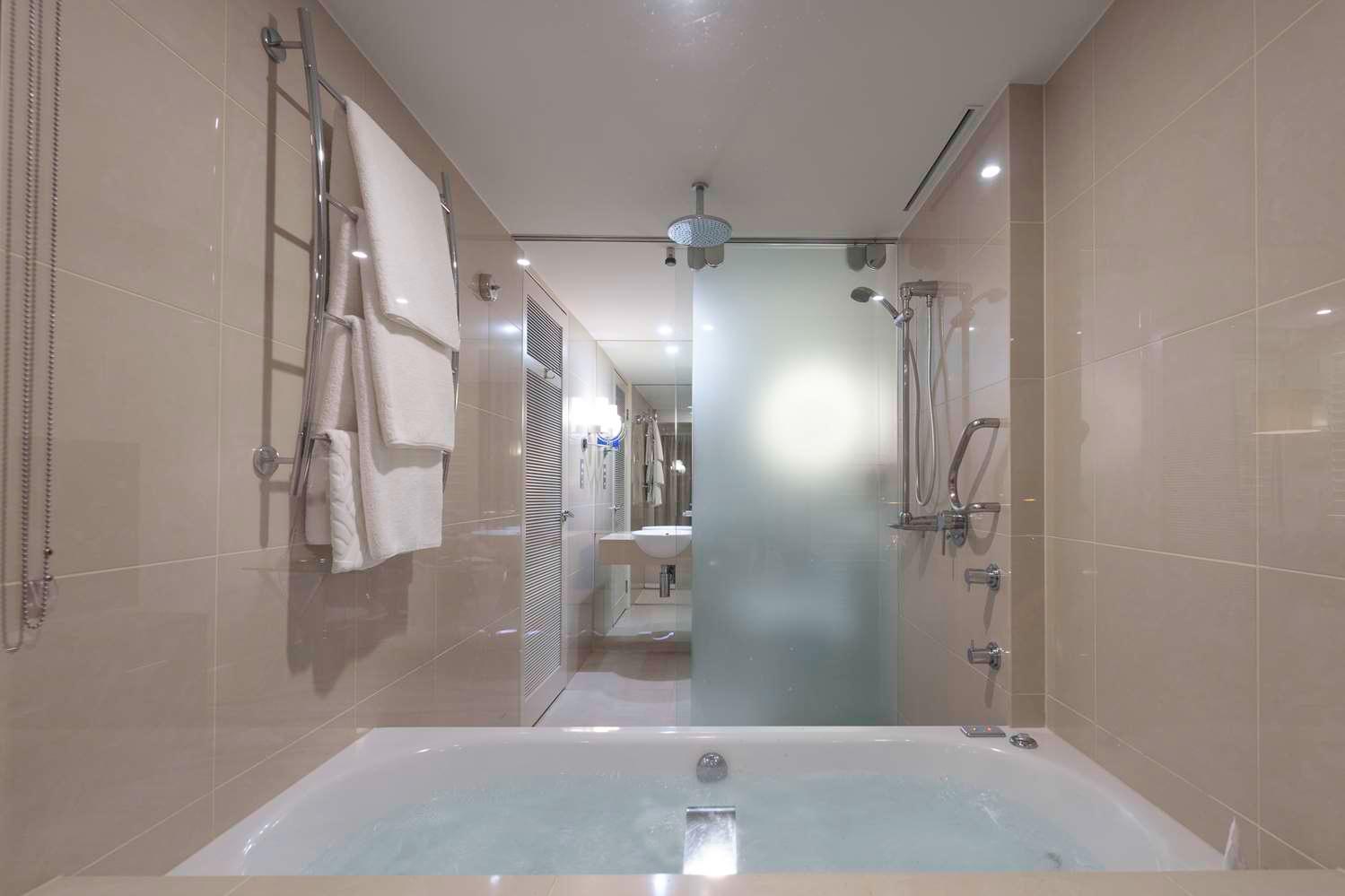 HILTON CAIRNS HOTEL — 2