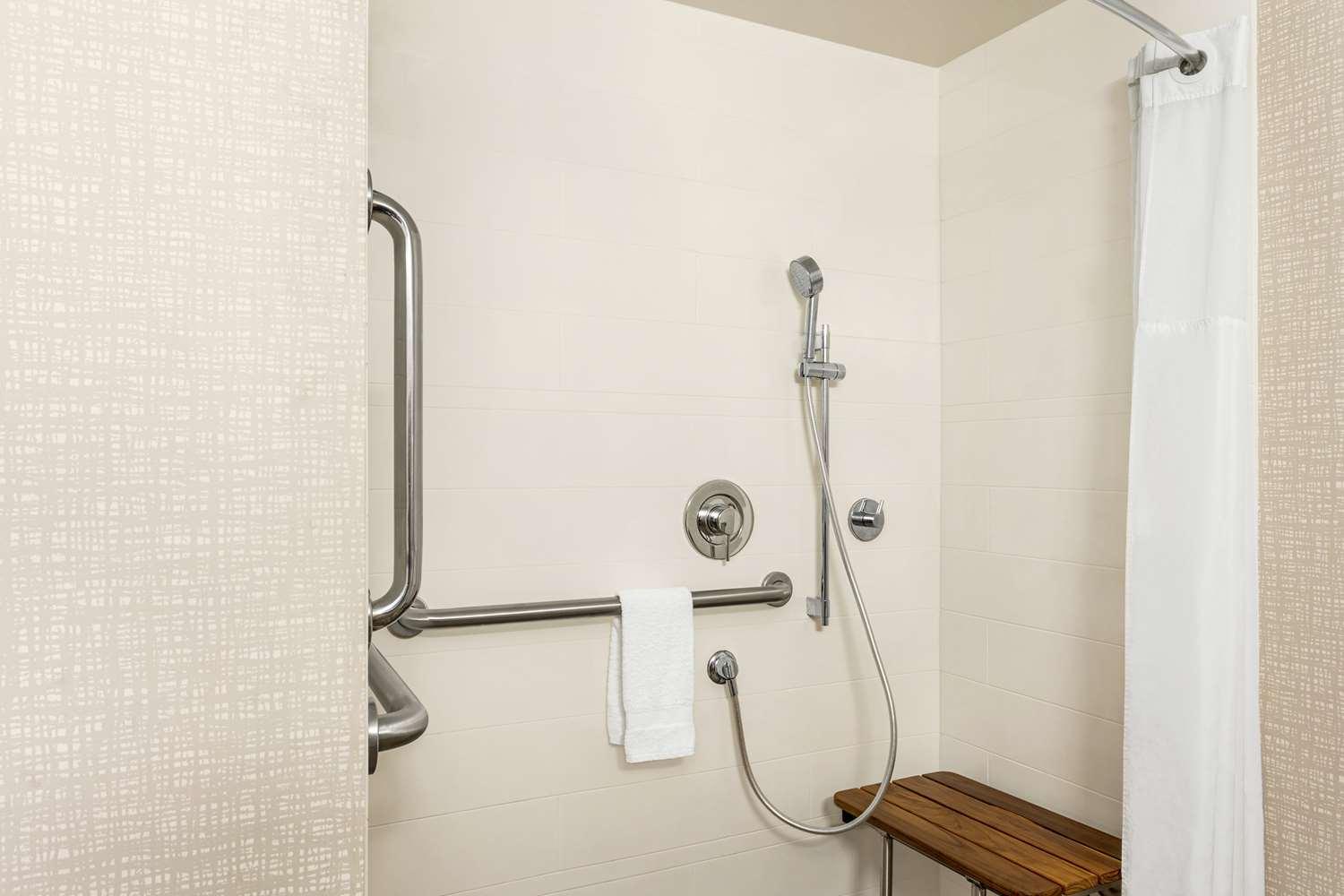 Hampton Inn Milwaukee/Brookfield — 3