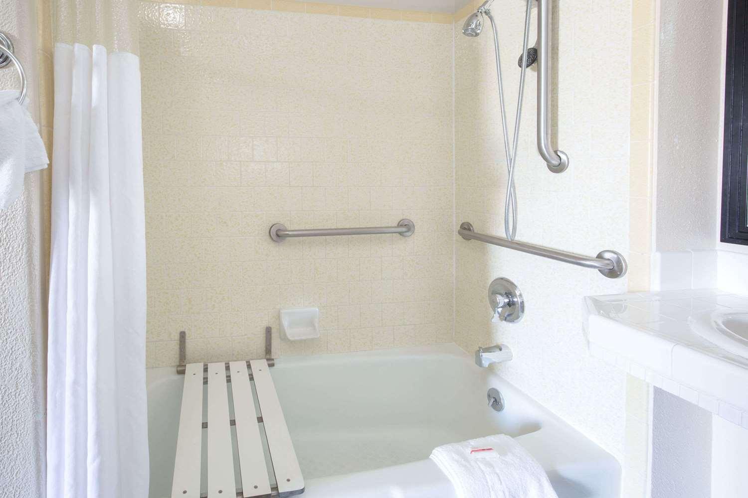 Days Inn by Wyndham Eureka CA — 4