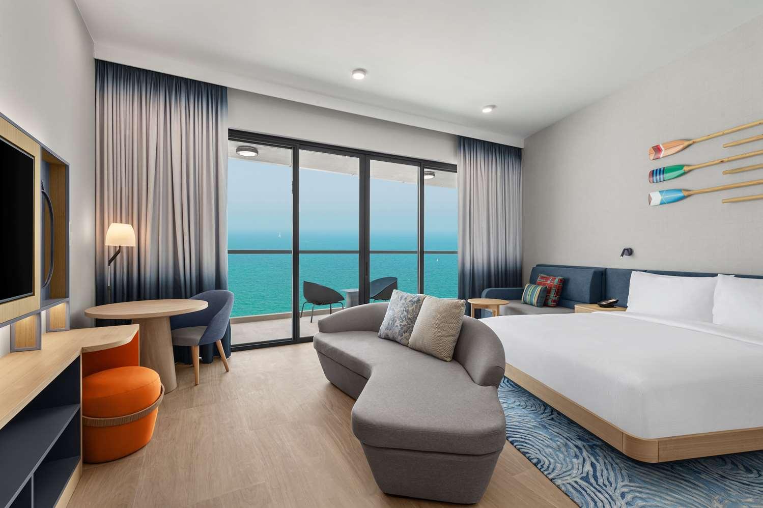 Hampton By Hilton Marjan Island — 10