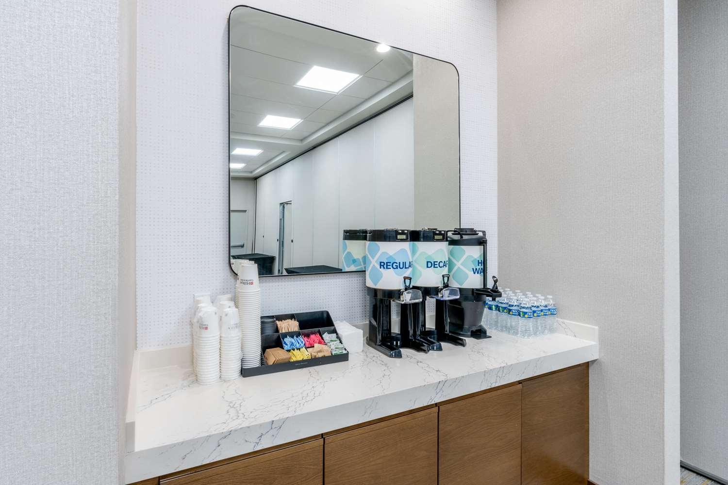 HILTON GARDEN INN ALBUQUERQUE UPTOWN — 4