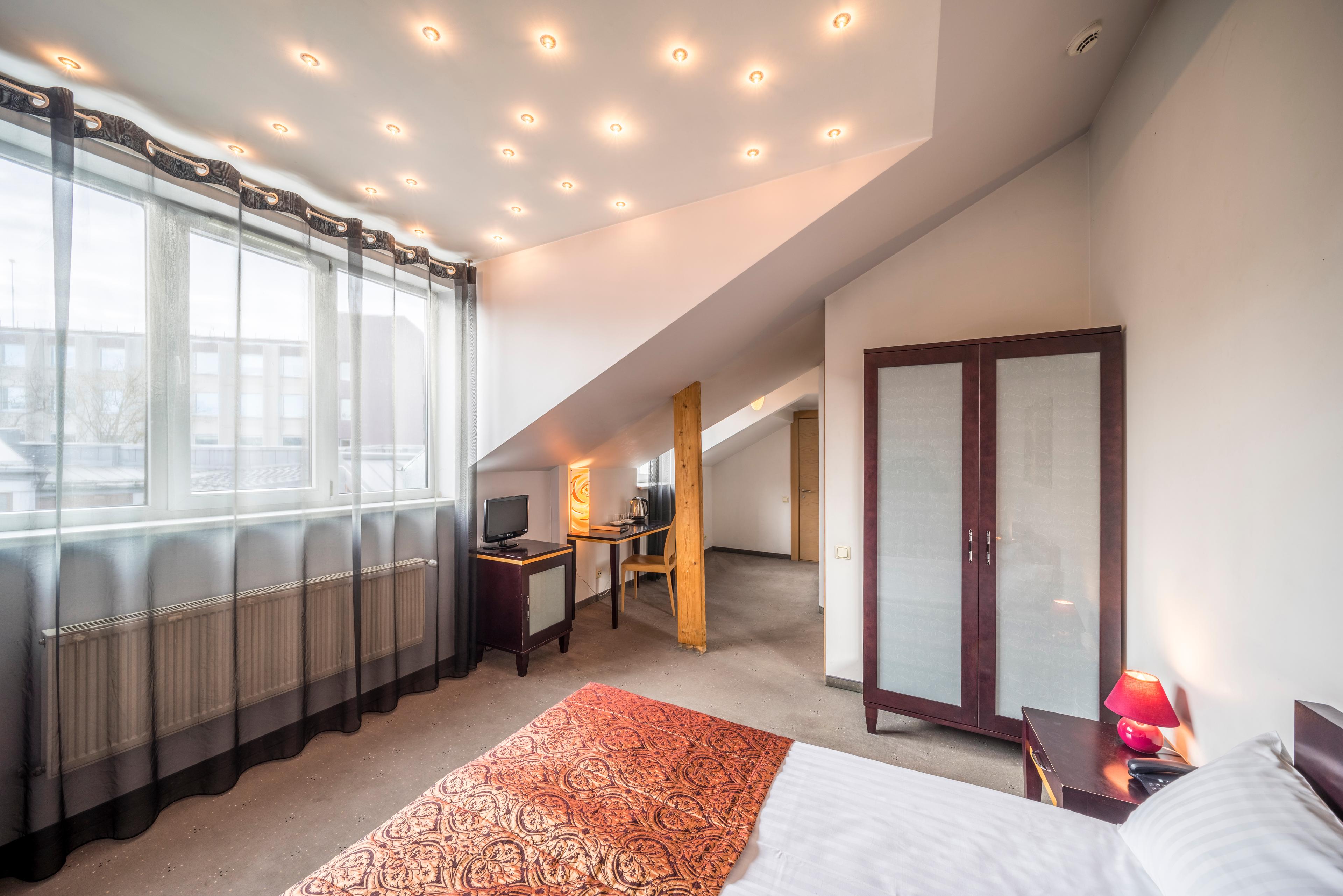 RIXWELL TERRACE DESIGN HOTEL(formerly WELLTON TERRACE DESIGN HOTEL) 992355 — 3