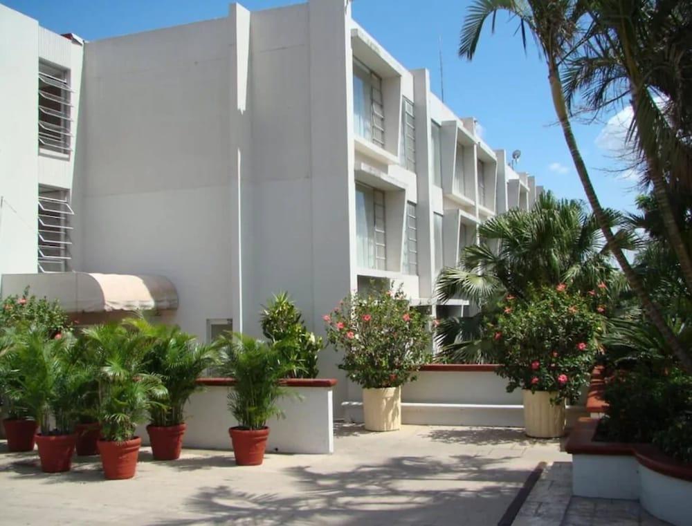 HOTEL PLAZA SUITES