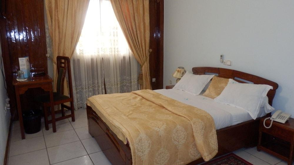 Afrique Hotel Douala Airport — 8