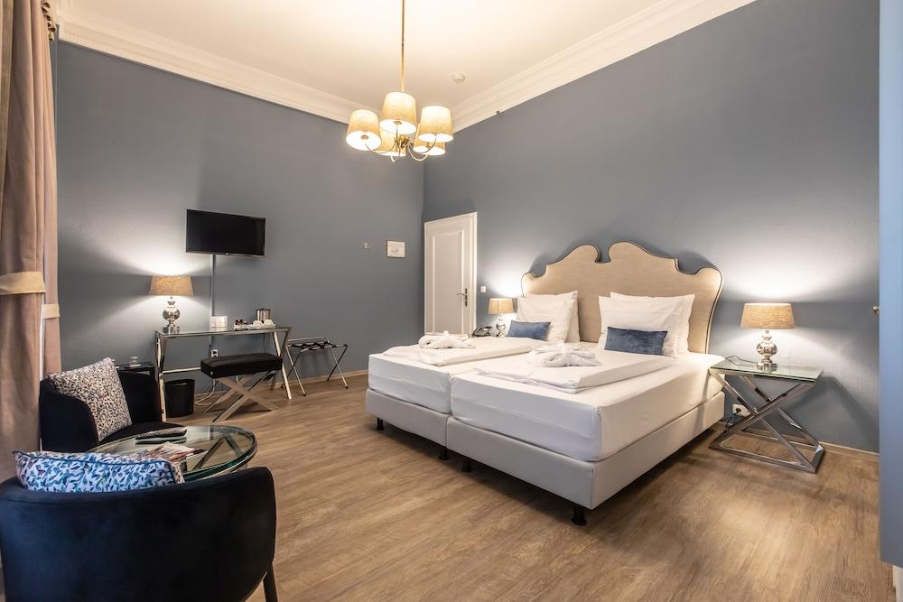 HOTEL MONOPOL 8224 — 5