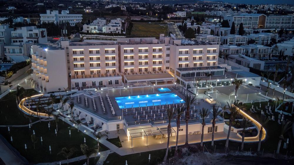 Queen's Bay Hotel — 3