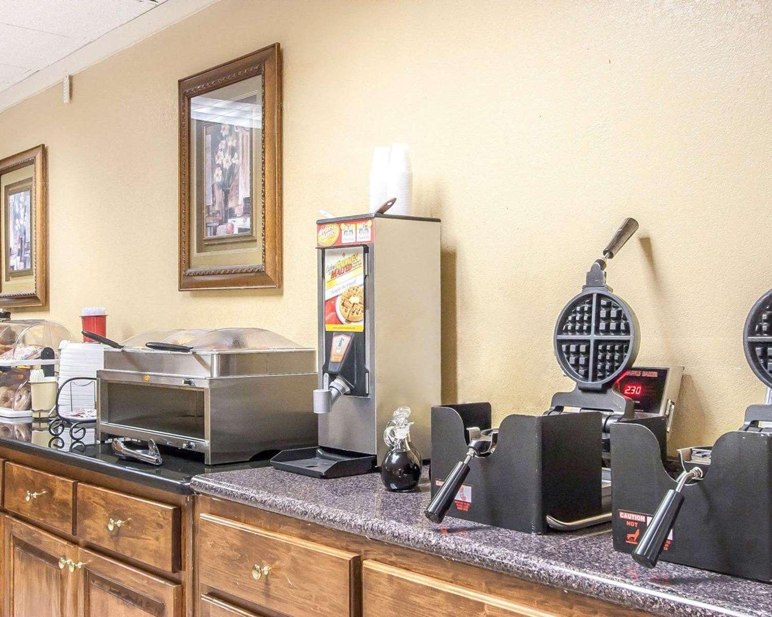 Clarion Inn & Suites University Center — 9