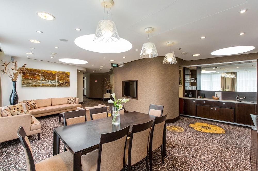 RADISSON BLU CARLTON — 5