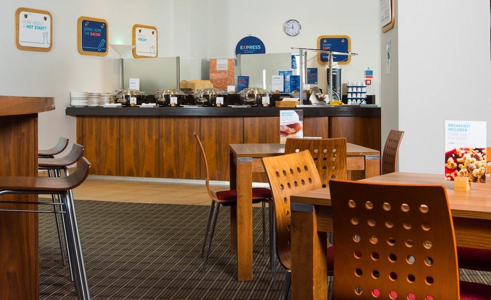 Holiday Inn Express Newport — 4