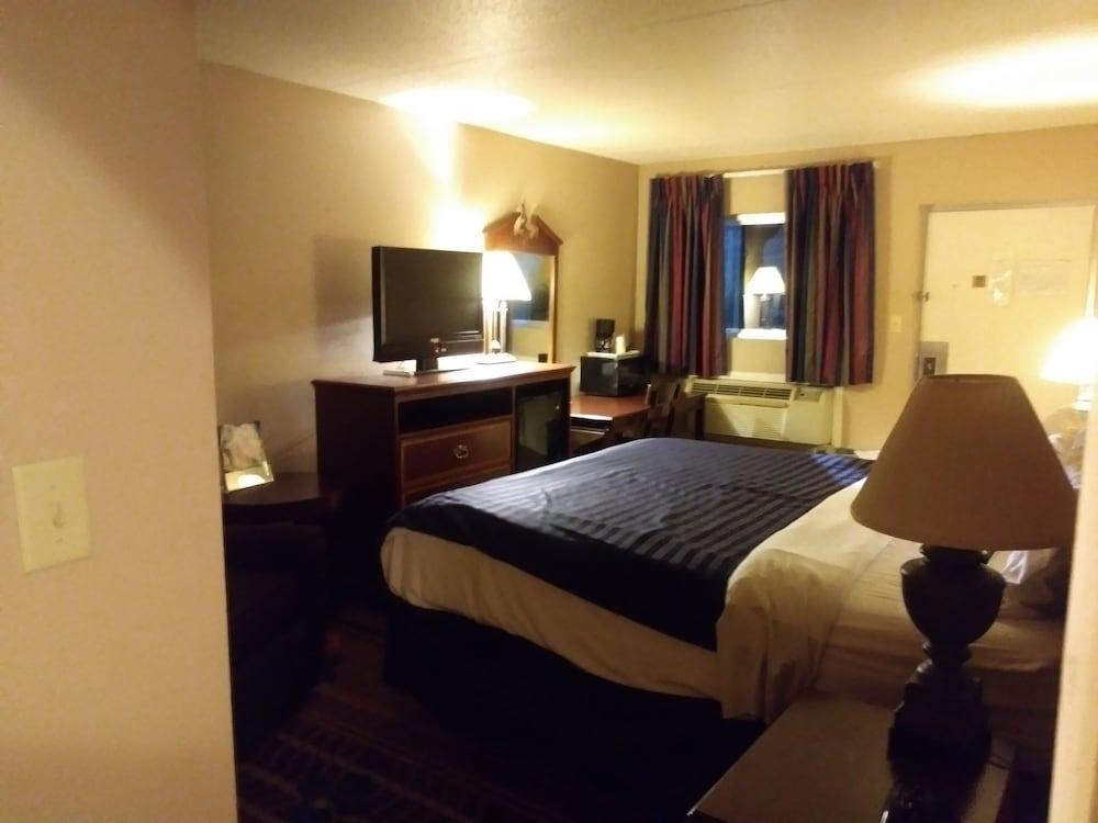 Days Inn by Wyndham Hot Springs — 4