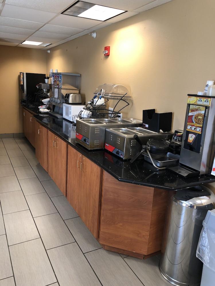 Baymont By Wyndham Jacksonville — 10