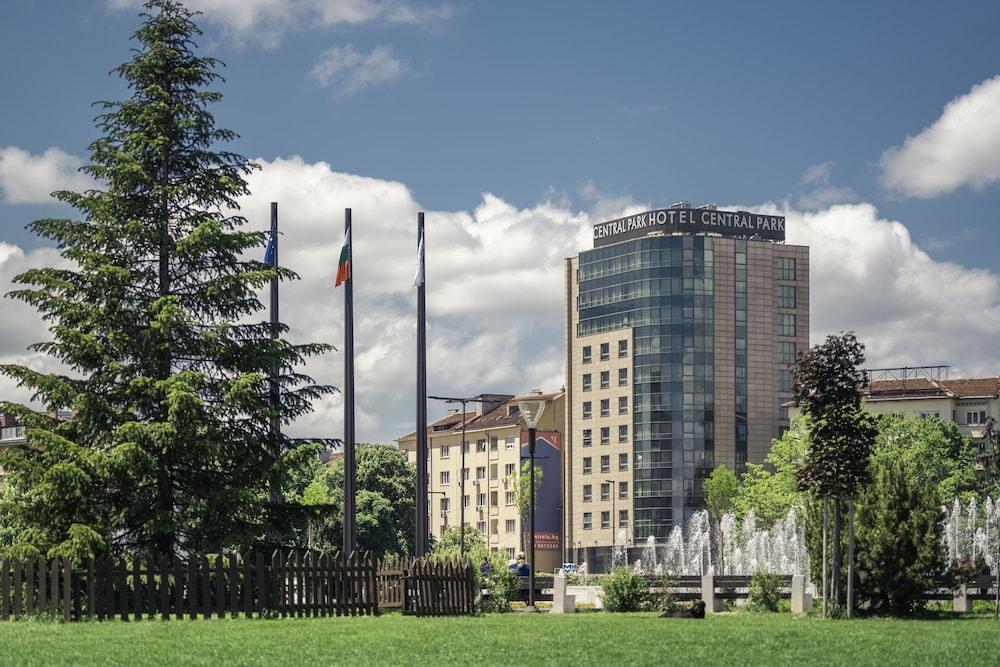 ROSSLYN CENTRAL PARK HOTEL — 4