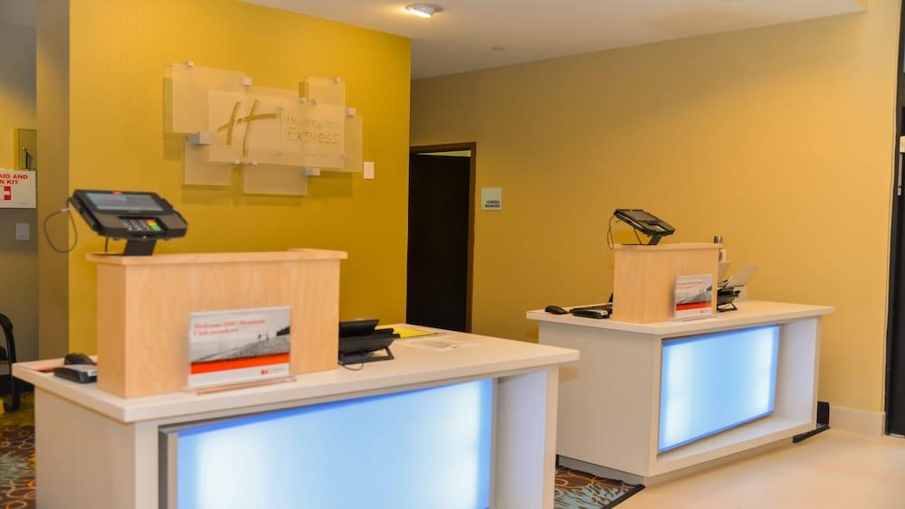 Holiday Inn Express and Suites Cuero — 5