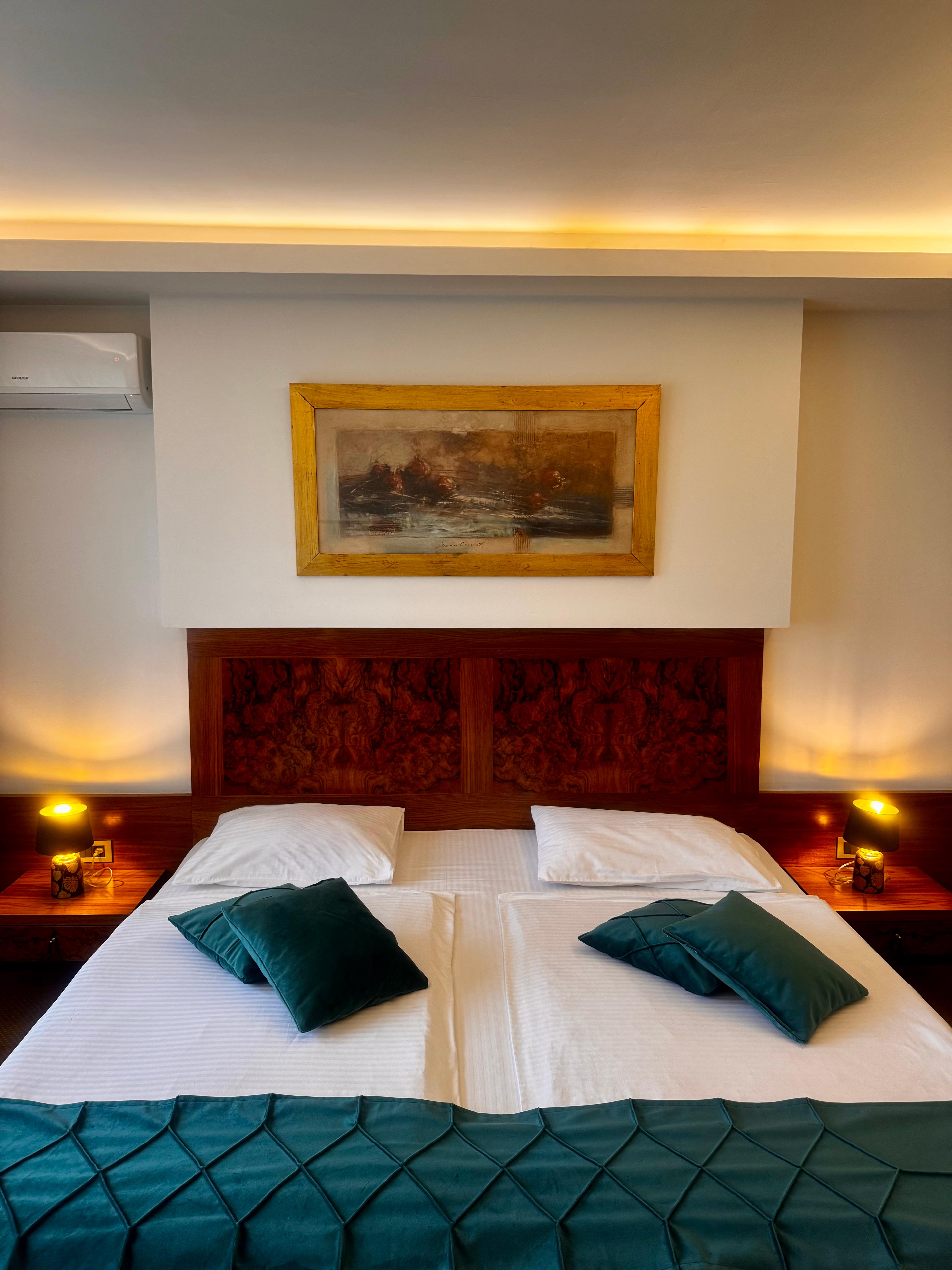 EXCLUSIVE HOTEL 969725 — 7