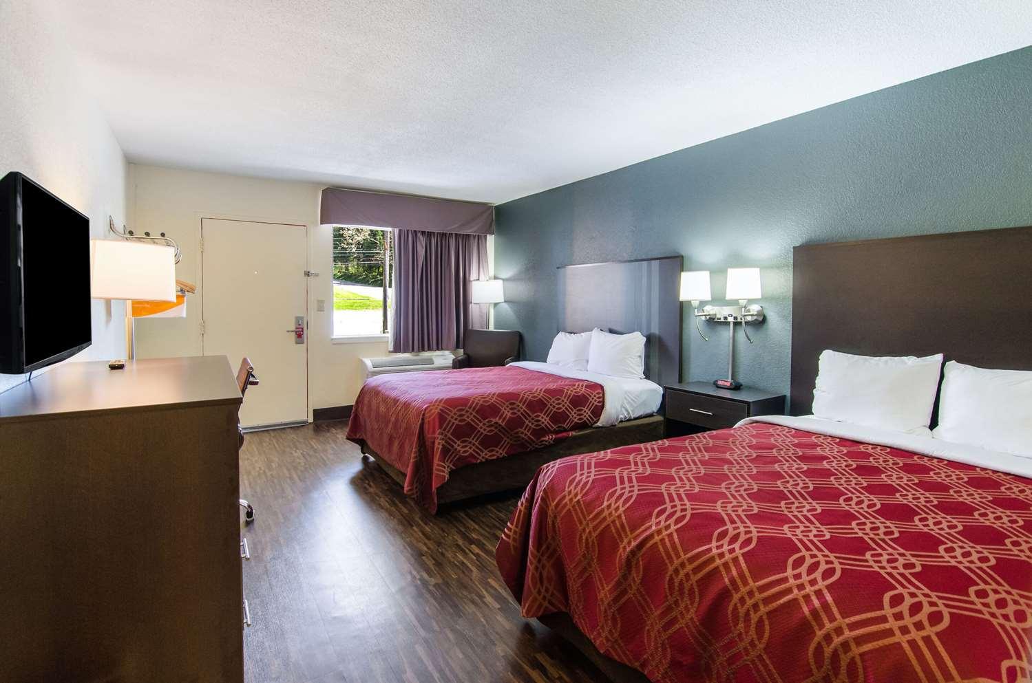 Econo Lodge Near Motor Speedway — 10