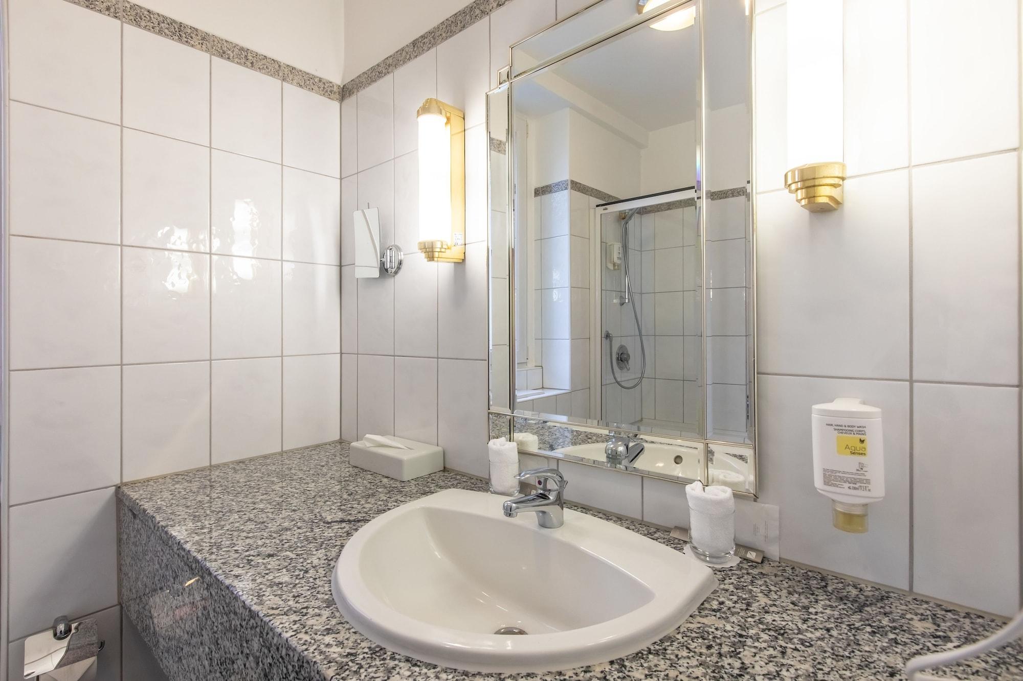 HOTEL MONOPOL 8224 — 10