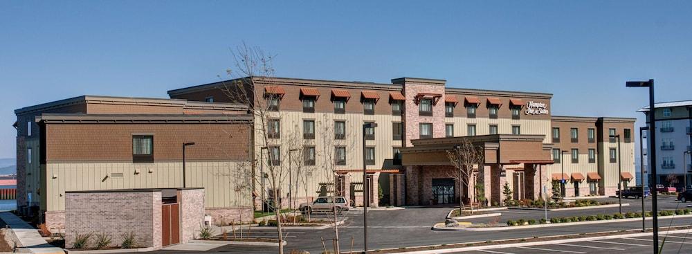 HAMPTON INN AND SUITES ASTORIA — 4